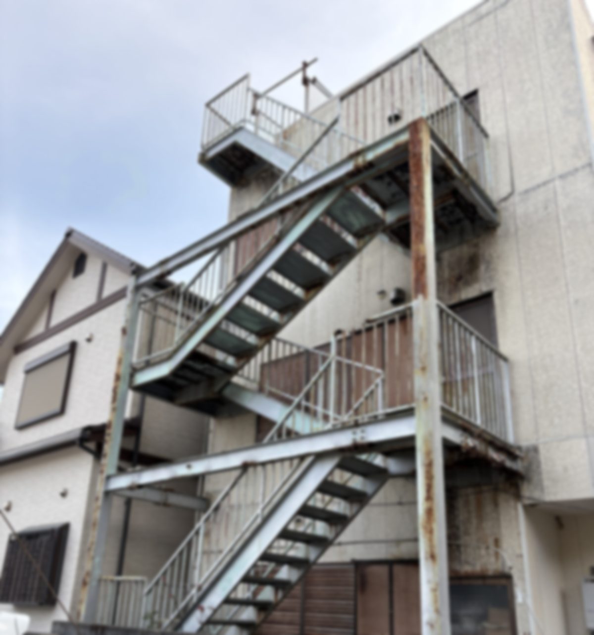 鉄骨階段のサビ止め・塗装の作業前